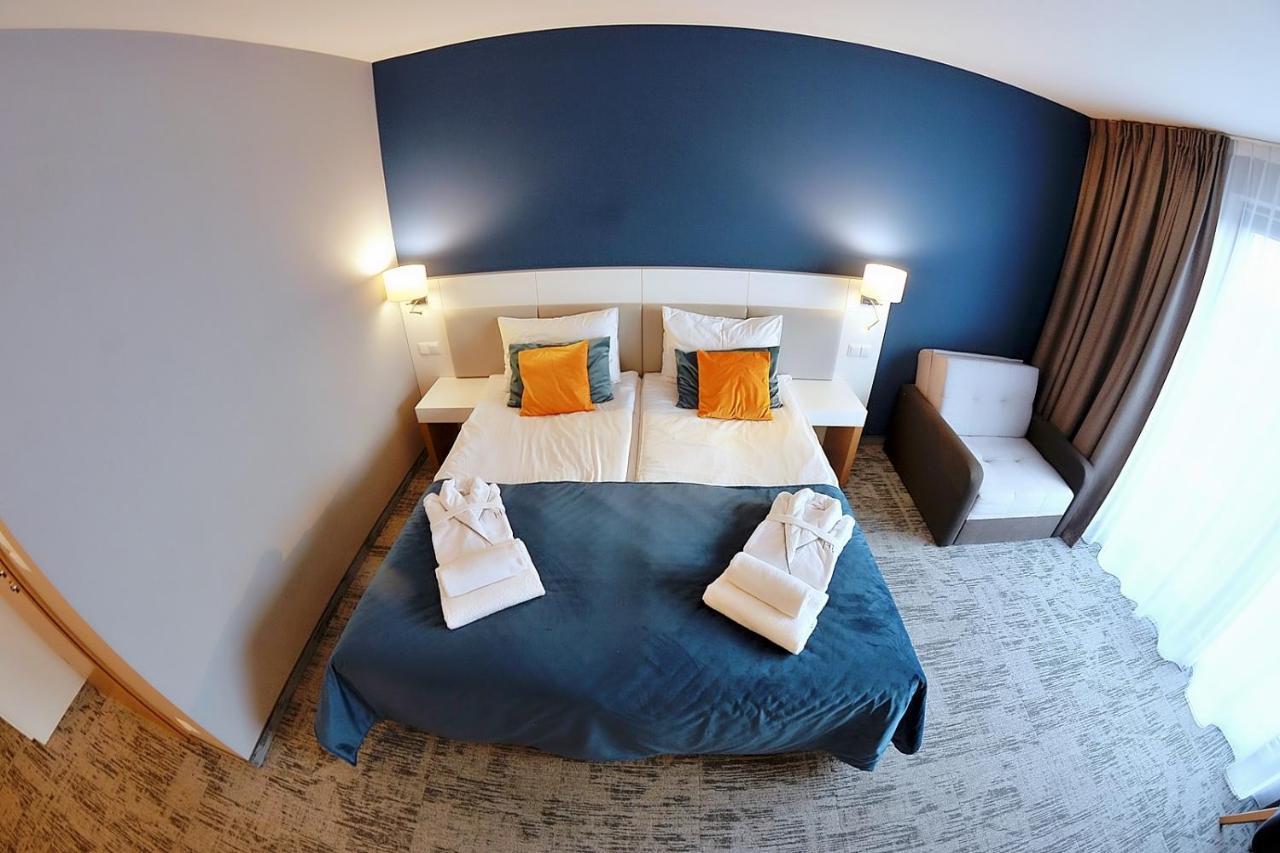 Hotel Hotel Hel Hel